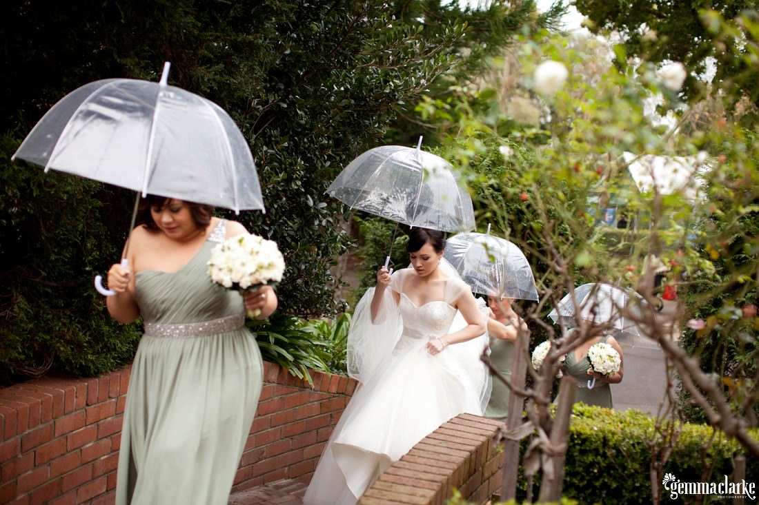 gemma-clarke-photography_the-rocks-wedding-photos_rainy-day-wedding_rachel-and-jason_0024